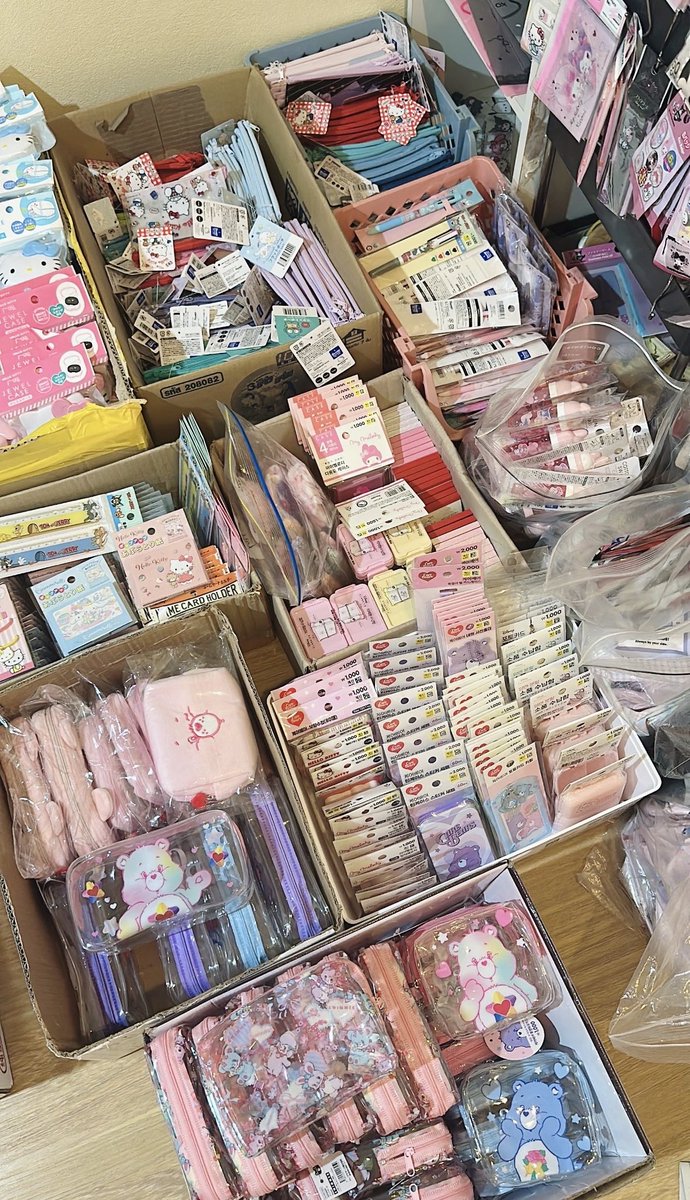 Lot 13 มาแล้วค่ะ  หลักสิบล้วน !!
💒  งานญป เกาหลี มีมากกว่าในรูปนะคะ
เยอะมากมาก สต็อก 1000+ ชิ้น

** F ในแชทเท่านั้น แคปรูปส่งได้เลย  **

ค่าส่ง 25฿ (พท.ห่างไกล+เพิ่ม แจ้งด้วยค่ะ)
📸  ทยอยลงในเธรดค่ะ 

#ตลาดนัดsanrio