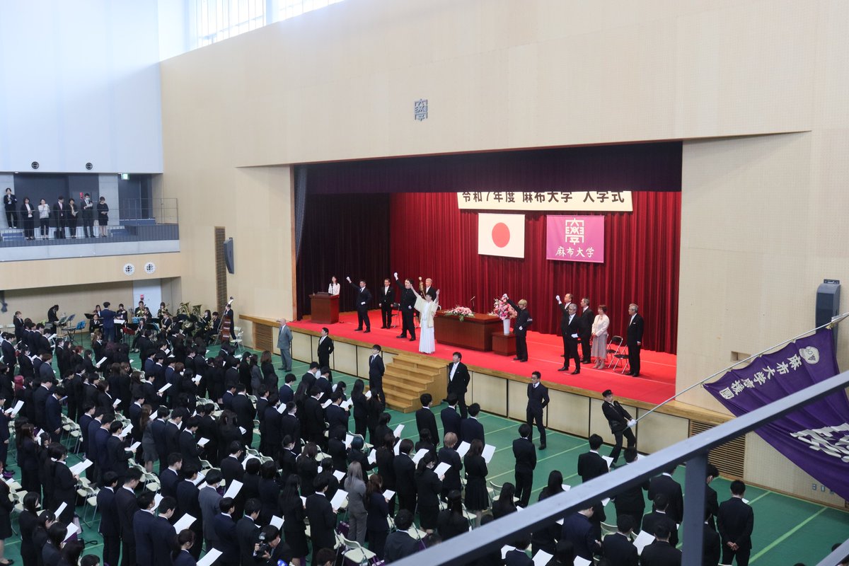 azabuuniv's tweet photo. ＼2025年4月6日（日）令和7年度入学式／
雨の心配がありましたが無事式典を終え、式典会場を出る頃には澄んだ青空が顔をのぞかせてくれました！
新入生のみなさま、ご入学おめでとうございます！
#麻布大学 
#春から麻布大学 
#入学おめでとう https://t.co/eUrMj7be40
