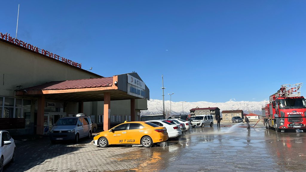 dirbazbuyuksu's tweet photo. Yüksekova Devlet Hastanesi Önünü Tazyikli Su ile Temizledik.

Yüksekova Devlet Hastanesi Acil Servis girişi ve çevresini tazyikli suyla yıkayarak vatandaşlara daha hijyenik bir ortam sunduk.

Esendere Belediyesi olarak, Yüksekova Devlet Hastanesi Acil Servis girişinde ve çevre yollarında sabah erken saatlerde temizlik çalışması gerçekleştirdik. Belediye itfaiye ekiplerimiz tarafından yapılan tazyikli suyla yıkama işlemi sayesinde, hastane çevresi daha hijyenik hale getirildi.
Hastane gibi yoğun kullanılan alanların temizliği bizim için büyük önem taşıyor. Sınırlarımız dışında gelen her talebe de koşuyor, imkanlarımız dahilinde destek veriyoruz. ‘Sınırda hizmet var, hizmette sınır yok’ şiarıyla hareket ediyor, halkımıza en iyi şekilde hizmet etmeye gayret ediyoruz.