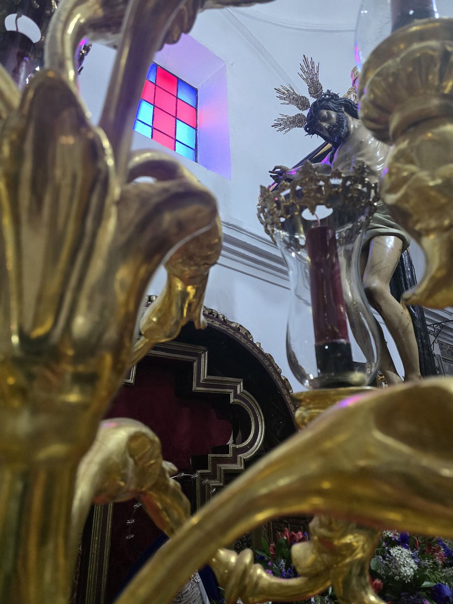 Jesús no condena a la mujer adúltera, le ofrece perdón y una nueva oportunidad. “El que esté libre de pecado, que tire la primera piedra”. Que vivamos con misericordia, no con juicio.