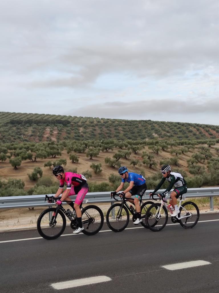 ClasicTorredonjimeno (@clasicatorredon) on Twitter photo #ClasicaTorredonjimeno km36
🚴🏻♂️🚴🏻♂️🚴🏻♂️Cabeza de carrera: Arruti <a href="/EibarTxTaldea/">Eibar Txirrindulari Taldea</a>, Bloch <a href="/Fund_Benicadell/">Fundación Benicadell</a> y Baptista <a href="/TechnosylvaMRB/">Technosylva Maglia Rower Bembibre Cycling Team</a>
🚴🏻♂️ Perseguidor: Femenias <a href="/Huesca_Renault/">Huesca La Magia Renault Auto Cuatro</a> a 32seg
🚴🏻♂️🚴🏻♂️🚴🏻♂️🚴🏻♂️🚴🏻♂️🚴🏻♂️🚴🏻♂️ Pelotón a 53seg #ClasicaTorredonjimeno km36
🚴🏻♂️🚴🏻♂️🚴🏻♂️Cabeza de carrera: Arruti <a href="/EibarTxTaldea/">Eibar Txirrindulari Taldea</a>, Bloch <a href="/Fund_Benicadell/">Fundación Benicadell</a> y Baptista <a href="/TechnosylvaMRB/">Technosylva Maglia Rower Bembibre Cycling Team</a>
🚴🏻♂️ Perseguidor: Femenias <a href="/Huesca_Renault/">Huesca La Magia Renault Auto Cuatro</a> a 32seg
🚴🏻♂️🚴🏻♂️🚴🏻♂️🚴🏻♂️🚴🏻♂️🚴🏻♂️🚴🏻♂️ Pelotón a 53seg