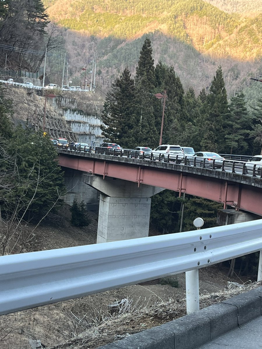 daipin's tweet photo. 御坂トンネル河口湖側の手前。事故の影響で今なお渋滞。 https://t.co/17r7JjAcxT