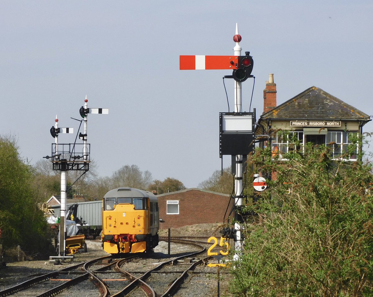kingy69beard's tweet image. #SemaphoreSunday with 31108 waiting patiently at Princes Risborough to work a train back to Chinnor @ChinnorRailway