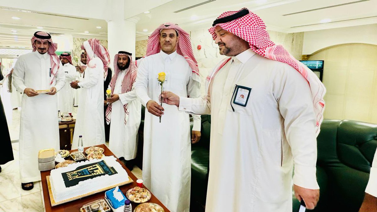 أقامت #بلدية_محافظة_المندق حفل معايدة لمنسوبيها بمناسبة #عيد_الفطر_المبارك حيث قدم  رئيس البلدية المهندس/ موسى بن فيحان الزهراني التهنئة  للموظفين متمنيا لهم دوام الصحة والعافية.
#بلدية_محافظة_المندق 
#أمانة_منطقة_الباحة