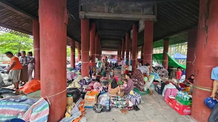 OoKoLinn3's tweet photo. ◼မန္တလေးမြို့ ကျုံးဘေး၂၆လမ်းမှာ ယာယီခိုလှုံနေတဲ့ ငလျင်ဘေးဒုက္ခသည်တွေကို စစ်ကောင်စီက #အတင်းအကျပ်နေရာရွှေ့ခိုင်းခဲ့တယ်လို့ ဒုက္ခသည်တွေက ဧပြီလ ၆ ရက်မှာ ပြောပါတယ်။

ဧပြီလ ၅ ရက်နေ့ ညနေနောက်ဆုံးထားပြီး ရွှေ့ခိုင်းတာကြောင့် ဒုက္ခသည်တွေဟာ မိုးထဲ၊ လေထဲ ပြောင်းရွေ့ပေးခဲ့ရတယ်လို့ ဆိုပါတယ်။ https://t.co/gKJ0mJByUd