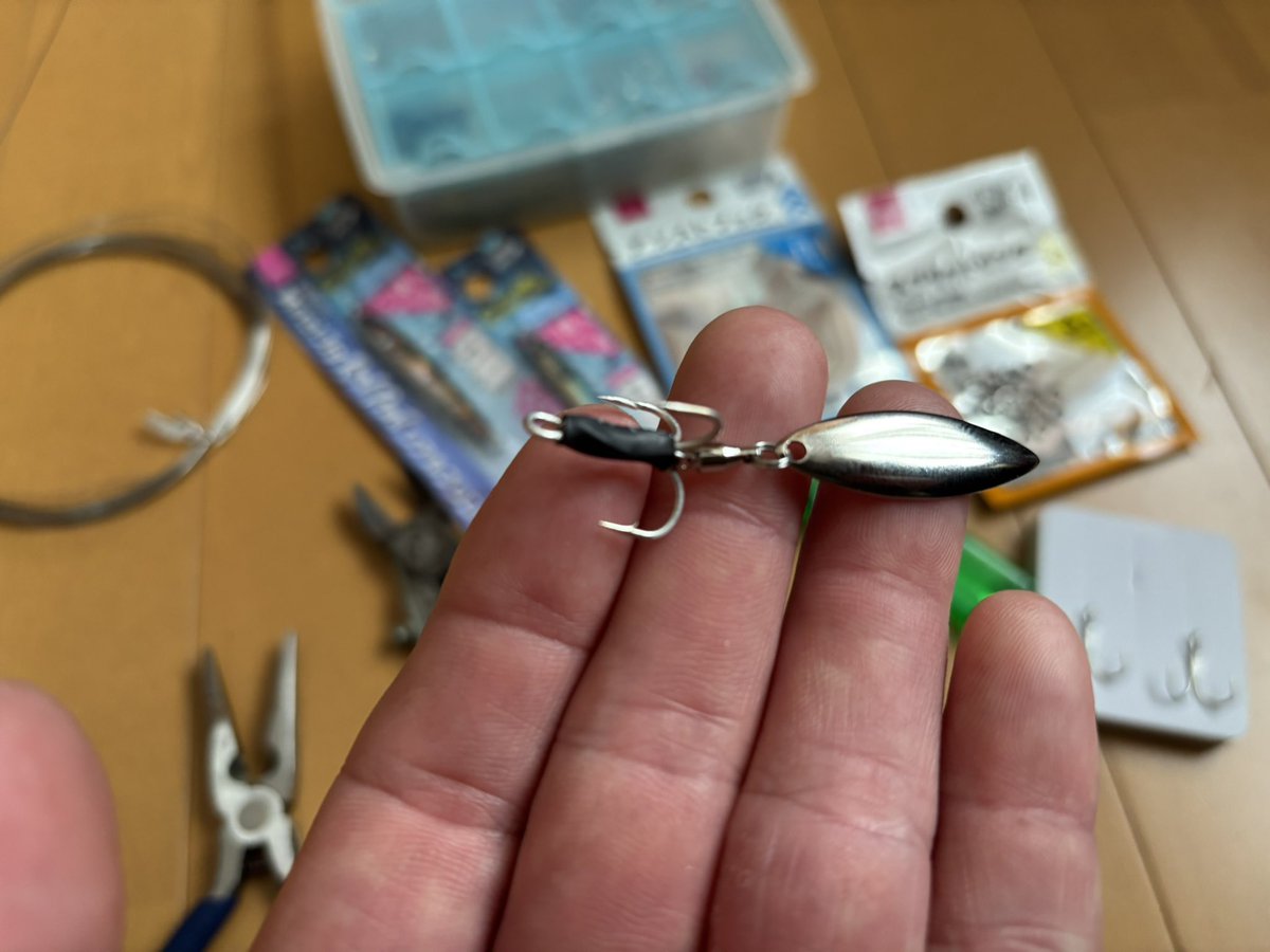 GIOS_FELUCA's tweet photo. ダイソーの
メタルジグに

これまたダイソーの
ブレードとアシストフックを
付けてみたけど

こんなんで

釣れるんか？🤔

ダイソールアーは
夢があって
良いかもしれない👍🏻 https://t.co/oPmiZ0fnfq