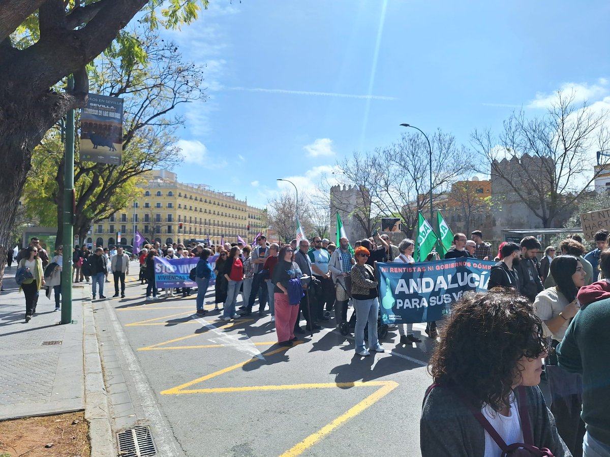 Ayer miles de personas dijimos no al negocio de la vivienda en las calles de Sevilla. Nos vemos en la próxima <a href="/ViviendaSev/">Asamblea por la Vivienda de Sevilla</a> <a href="/SViviendaSev/">Sindicato por la Vivienda de Sevilla</a> <a href="/PahSevillaEsteA/">Pah SevillaEsteAmate</a> <a href="/PAH_Sevilla/">PAH Sevilla</a> <a href="/interdistritos/">Plataforma Interdistritos Barrios Hartos</a> <a href="/inquilinatoSEV/">Sindicato de Inquilinas e Inquilinos de Sevilla</a> <a href="/APDHASevilla/">APDHA Sevilla</a>