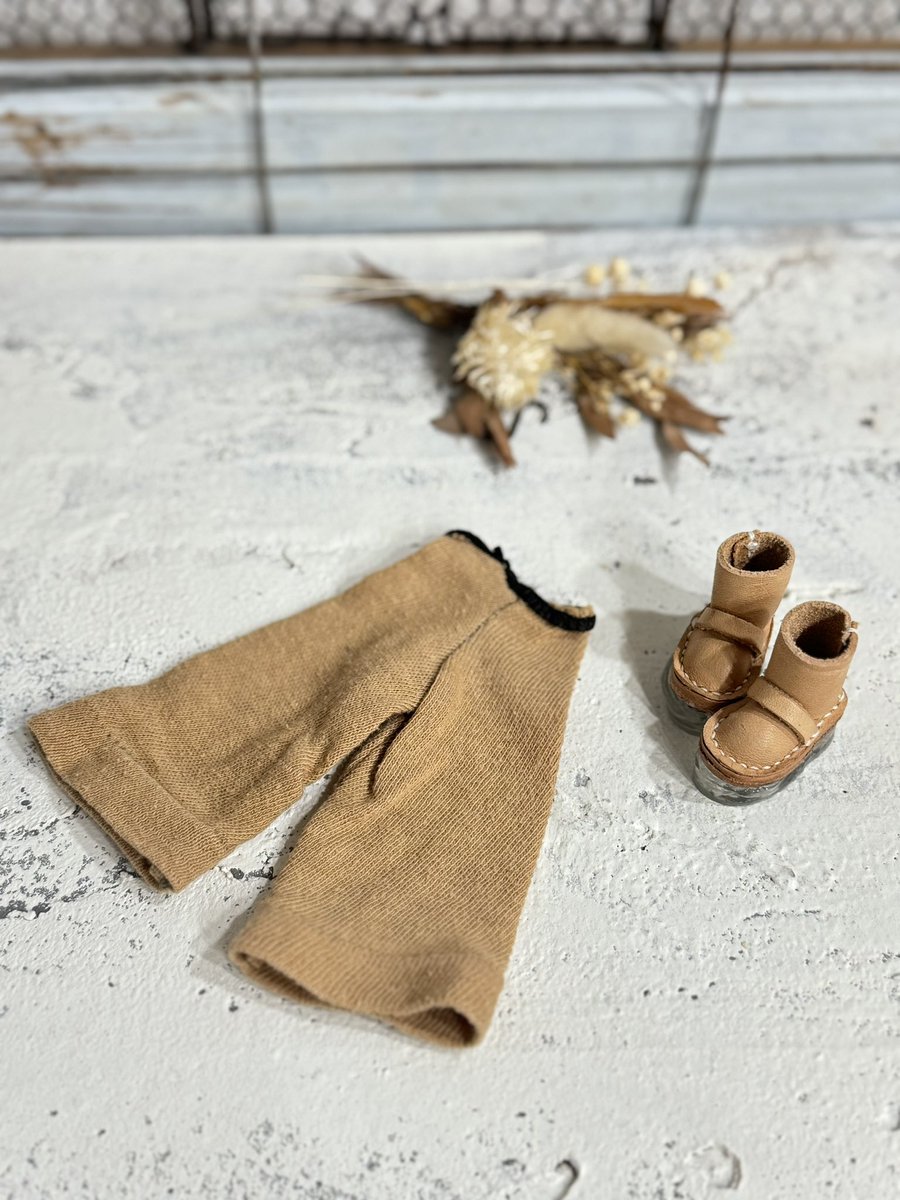 コットン100のフレアパンツ完成しました
カフェラテカラー×カーキ

#ソールの中の世界
#ブライス   #ピュアニーモ #チェリー     #blyth  #Pureneemo #cherry
#ハンドメイド #スウィミー #球体関節人形 #myoudoll