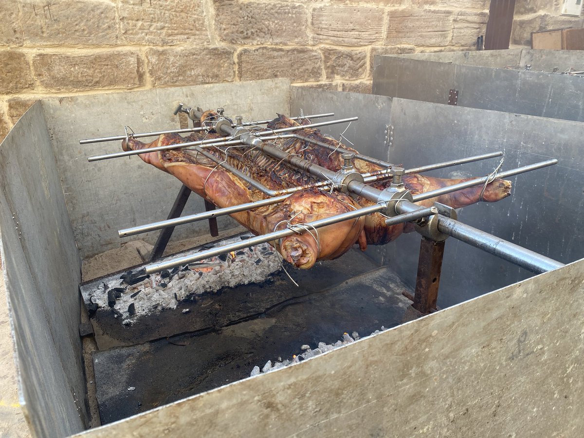 🐷 Todo listo para probar el Cerdo Asado en Murillo de río Leza. La recaudación irá destinada a la asociación de esclerosis múltiple. Felicidades a los organizadores y voluntarios, sin ellos esto sería inviable.