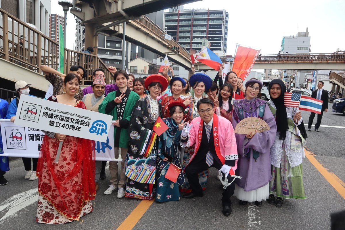 ohmura_jimusho_'s tweet photo. ⑤同じく、隊列に一緒に参加して交通安全を呼びかけていただいた交通少年団の皆さん、岡崎市の会場でも開催される2026年の #愛知・名古屋アジア・アジアパラ競技大会 をPRしていただいた #アジアフレンドシップ隊 の皆さんと。

岡崎の桜まつり「家康行列」にて。 https://t.co/GYzfFzxT7d