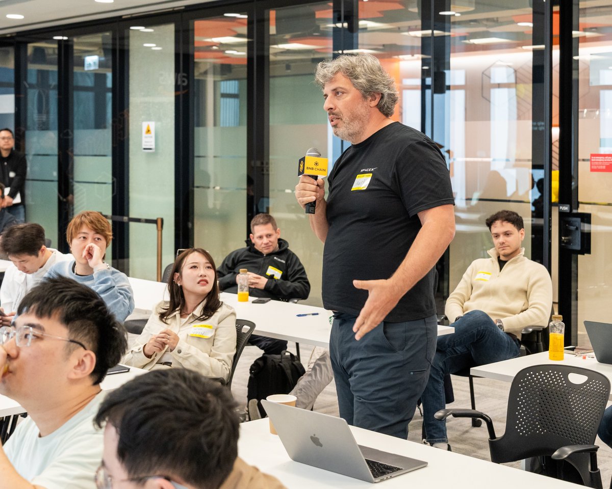 BNBCHAIN's tweet image. Day 2 of #MVB9 is well under way!

Today #InsideMVB we&apos;re hearing from @TrustWallet, talking about the role of trading firms, how to leverage @CoinMarketCap for GTM, a Q&amp;amp;A with @heyibinance along with some fun &amp;amp; networking!

Then it&apos;s on to the #BNBSuperMeetupHK later 😉