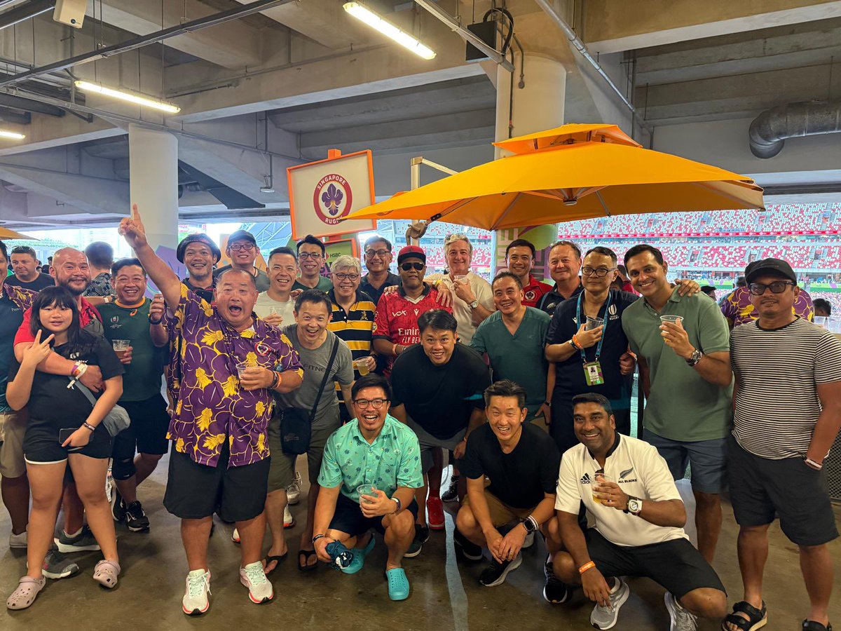 samborugby's tweet image. Reunion my old Singapore National team from 25+ years ago-my team manager in front still all supporting what is good in rugby ! Who said multiple cultures can’t get along together ! #HSBC7s Singapore
