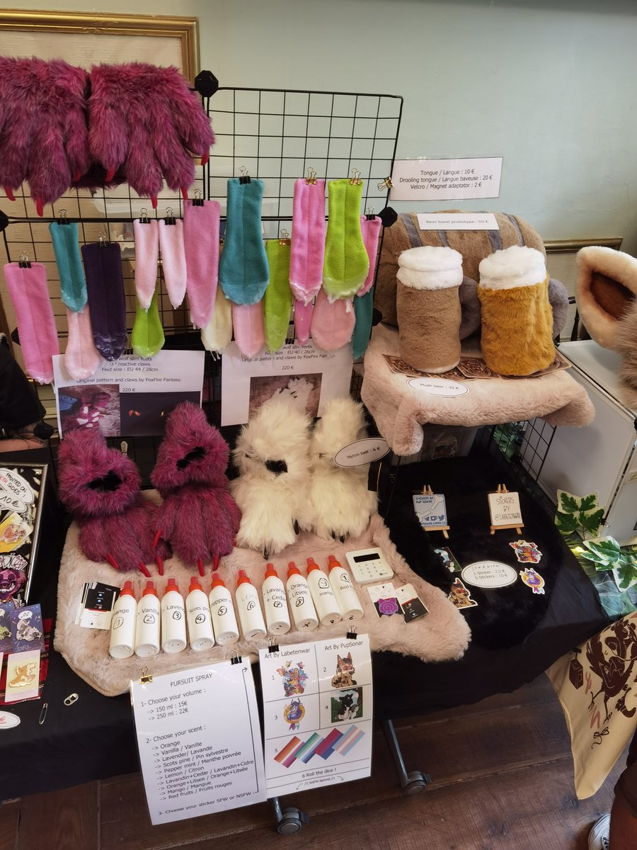 Notre prochains artiste est <a href="/Valdrec1/">Valdrec</a> !

”Je vous accueillerai au Dealer s Den de la FCD avec des accessoires pour fursuit (langues baveuses, fursuit sprays, etc ) des parties de premade (queues, mains et pieds) et des bières (en peluches hein je vous vois venir). ”