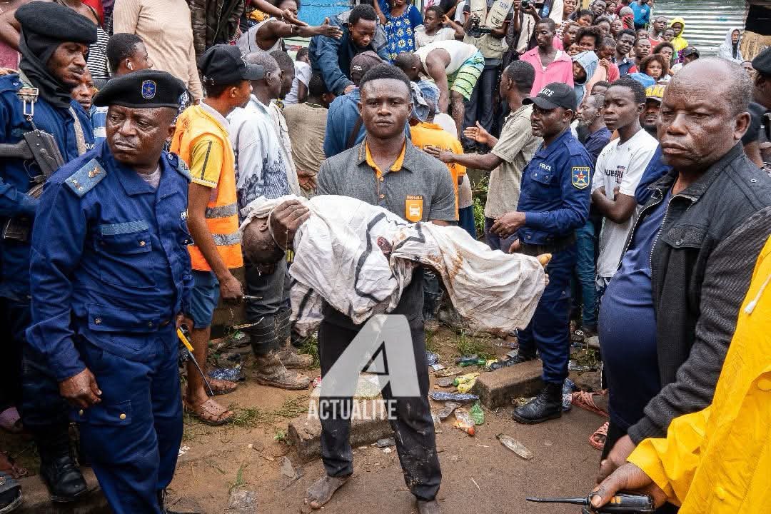 Aujourd’hui, Kinshasa ne respire plus.
Des enfants, des mères, des pères… partis sous la pluie, sans un adieu. Le sol a tremblé, l’eau a tout emporté… sauf notre douleur. À vous qui avez perdu un être cher : je n’ai pas de réponses, mais j’ai des larmes. Je suis à vos côtés, en