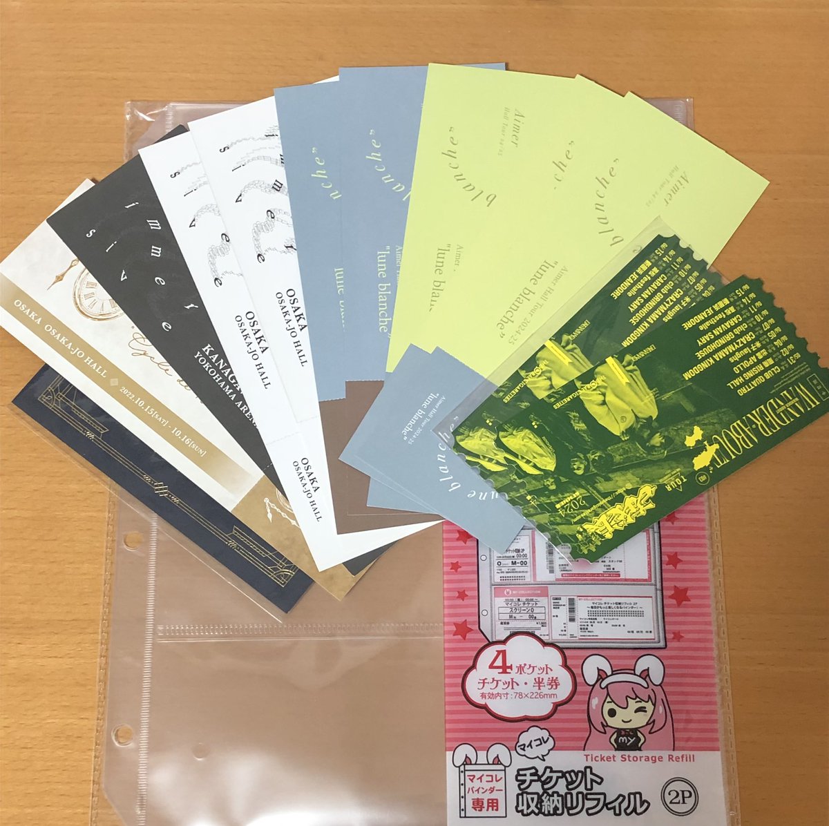 12Aimer08_m_a_i's tweet photo. 既出かもですが、“Aimerさんのチケ、サイズがデカすぎて普通のチケットホルダーじゃ入んねーよ…😭”とお悩みの皆さん!
セリアのこのチケリフィルな���サイズピッタリです!!(LaAのはちょっとはみ出しました…)
絶対みんな知ってるだろうし、今更な情報かもだけど!保管に困ってる方は是非お試しあれ!! https://t.co/plUVe6oP9o