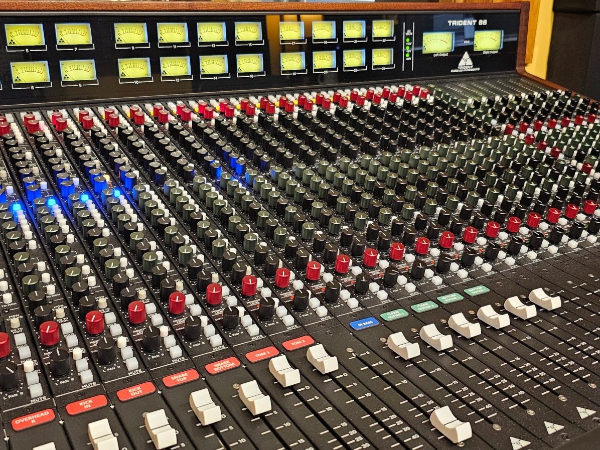 Trident_Audio's tweet photo. Sunday studio shoutout to The WAV Lab in Fort Mill, SC 🇺🇸 and their 24 channel Trident 88 console!

#thewavlab #trident #tridentaudio #historyrefined #trident88 #tridentconsole https://t.co/g51mwS22AA