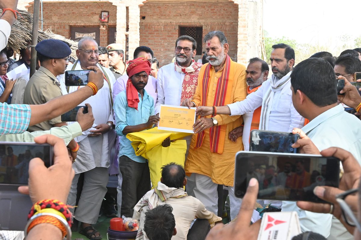 विoखंo पहाड़ी के ग्राम पंचायत भदेदू में 5 अप्रैल 2025 को लगी आग से 32 घर प्रभावित हुए थे। जिस क्रम उoप्रo सरकार के मा० प्रभारी मंत्री जी जनपद #चित्रकूट द्वारा व अन्य माo जनप्रतिनिधियों की उपस्थिति में घटनास्थल का स्थलीय जायजा लिया तथा आगजनी से प्रभावित लोगों को सहायता राशि के साथ