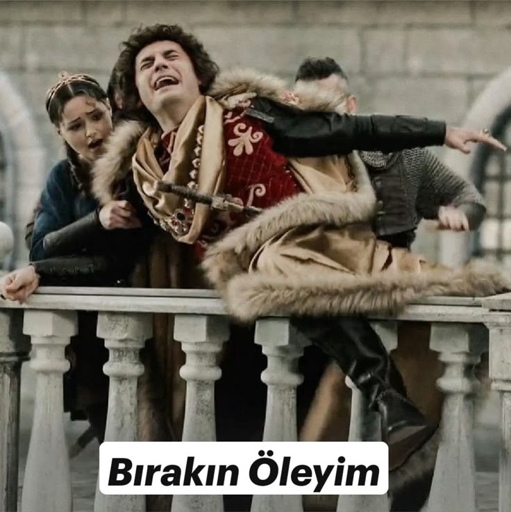 Attığım her hikâyeyi beğenen o arkadaşım artık hiç bir hikayemi beğenmiyodur 🥲🥲🥲