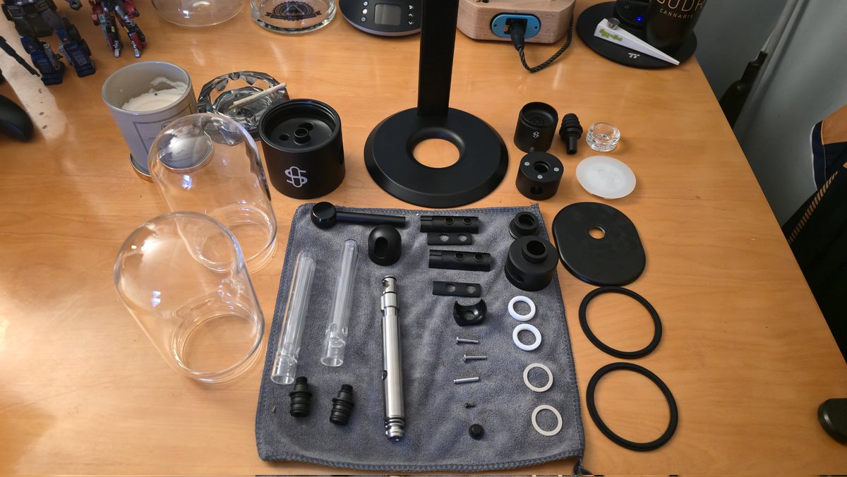 StraightEdge710's tweet photo. Stundenglass completely disassembled for a deep clean. Hope I can put it back together. https://t.co/4bgel7XIBW