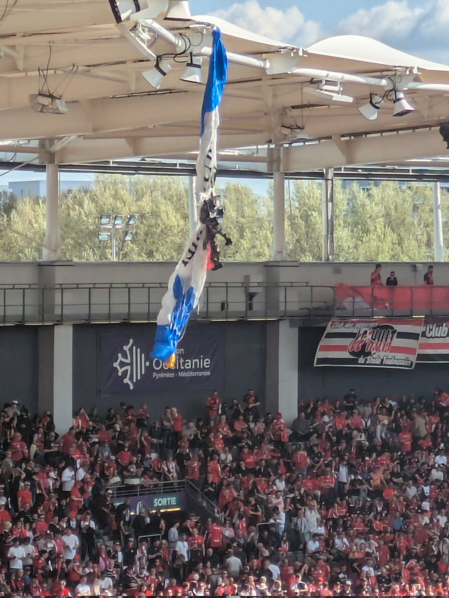 Kick-off between Toulouse and Sale delayed after paratrooper gets stuck on the stadium roof