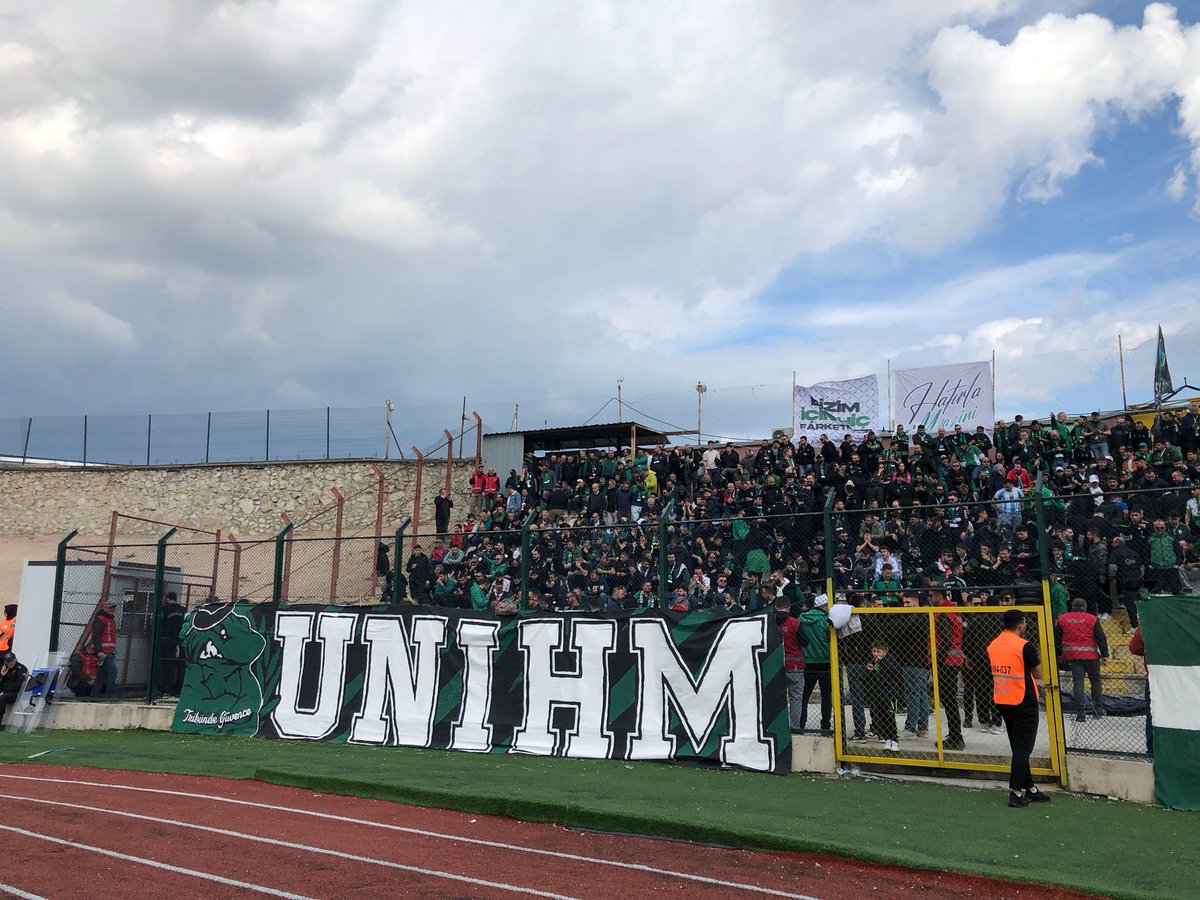 El emeği göz nuru pankartımızla Bandırma deplasmanında Kocaelispor’umuzun yanındayız. 💪🏻🖤💚

#UNIHM