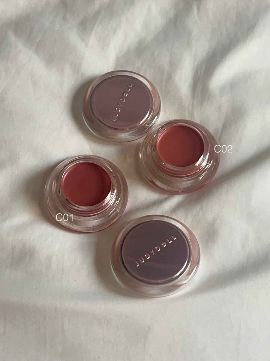 JUDYDOLL ออกพวงกุญแจบาล์มโยโย่มาใหม่ ! ใช้ได้ทั้ง ตา แก้ม ปาก ได้มา 2 สี C01/C02 นัวสวยทั้งคู่เลย เนื้อนุ่มๆ ทาแล้วชุ่มชื้นนิดๆ  จริงๆอันนี้เป็นพวงกุญแจได้ด้วยนะ พกติดกระเป๋าน่ารักมากกกก y____y❤️ ไอเลิ้บคสอจีน!!!!