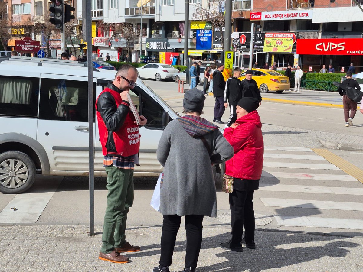 Bugün Espark önünde emekçileri yarın yapacağımız eyleme çağırdık.

Hükümete diz çökmüyoruz!

📅 7 Nisan Pazartesi 
🕟 20.00
📌 Ulus Anıtı
📞05442011920