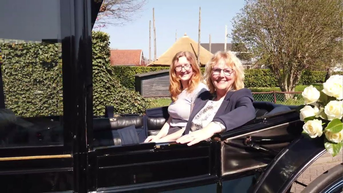 𝗩𝗜𝗗𝗘𝗢 • Juffrouw Hanneke verrast met rijtoer vanwege jubileum
bron: Schiedam JW TV dlvr.it/TJzzF9 #Schiedam