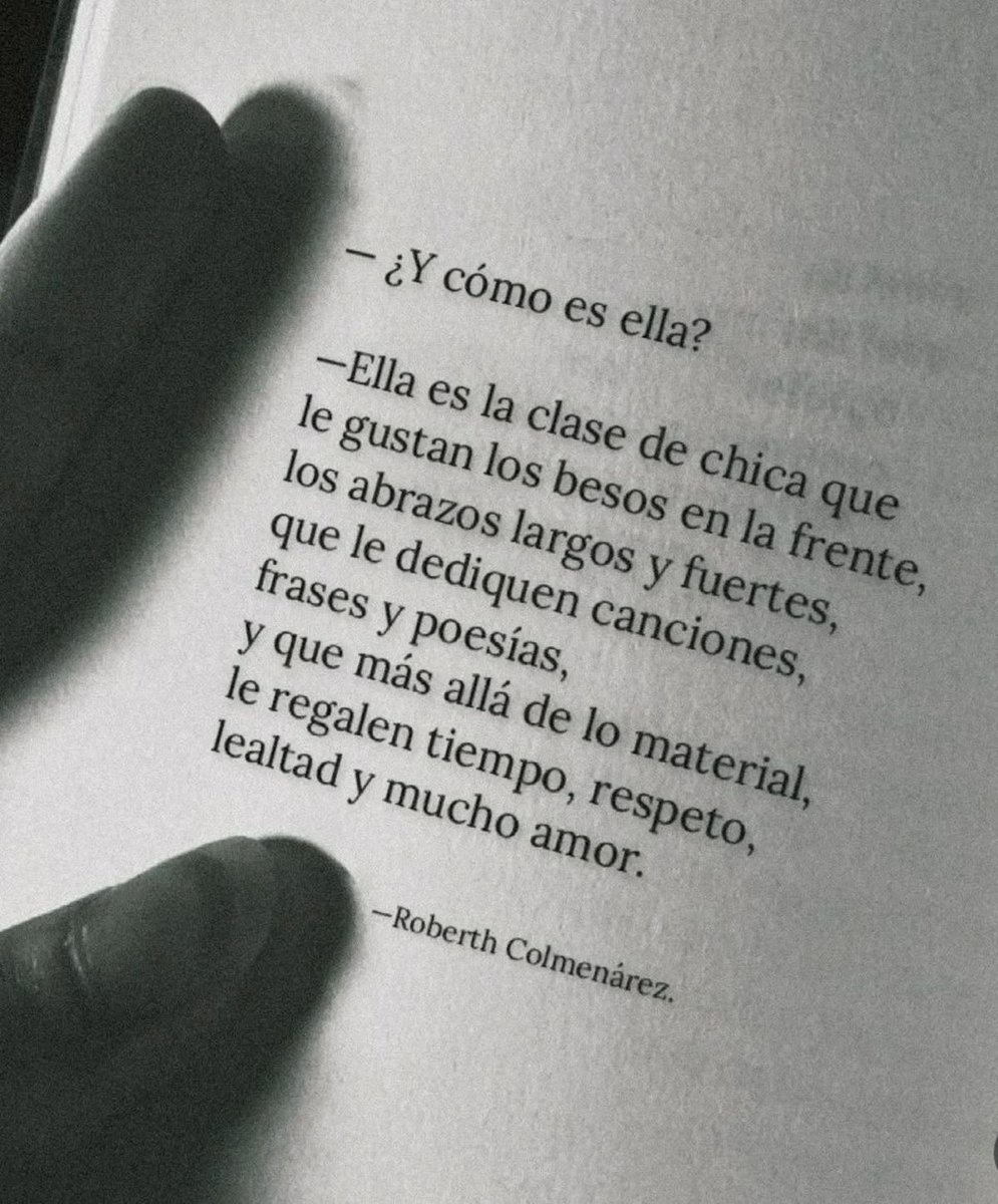 Esto: 
“Más allá de lo material quiere que le regalen tiempo” 🥺
¿Y cómo es ella? 
-Ella es la clase de chica que le gustan los besos en la frente…
Autor: Robertas Colmenarez.
#cementeriodelibros