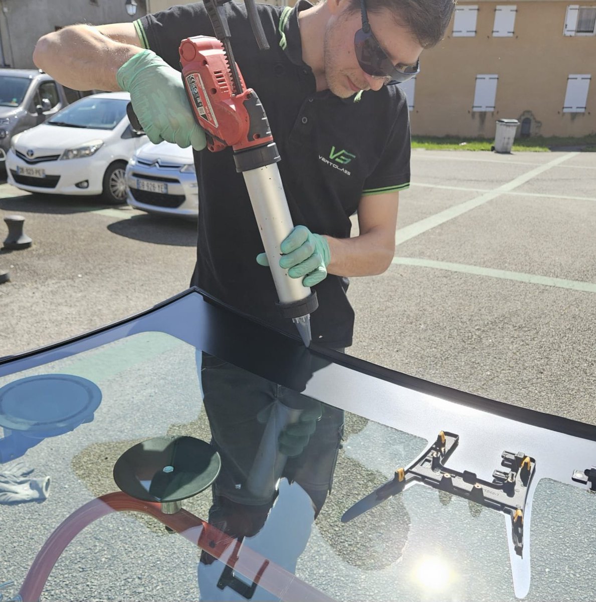 VertGlassFrance's tweet photo. Pas besoin d'aller en concession, j'interviens aussi sur des véhicules haut de gamme comme Tesla !
#Tesla #Parebrise #InterventionDomicile #ArtisanLocal #TravailSoigné https://t.co/IHXKjA8KmF