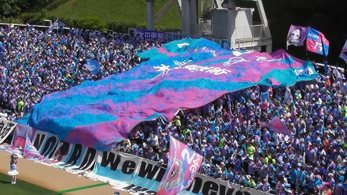 mskopjp's tweet photo. @liegame3 サガン鳥栖では選手達のアップ中にこのようなビッグフラッグを掲げているのですよね。自分の上を通過するのはほんの一瞬です。そんな特別な一瞬を嫌がるサポーターがこの中に一体何人いるのでしょう。
クラブへの歓迎の意味を込めて、皆様と共に最高の空間を作り上げていきたいと考えております。 https://t.co/1jhEV7iu7l