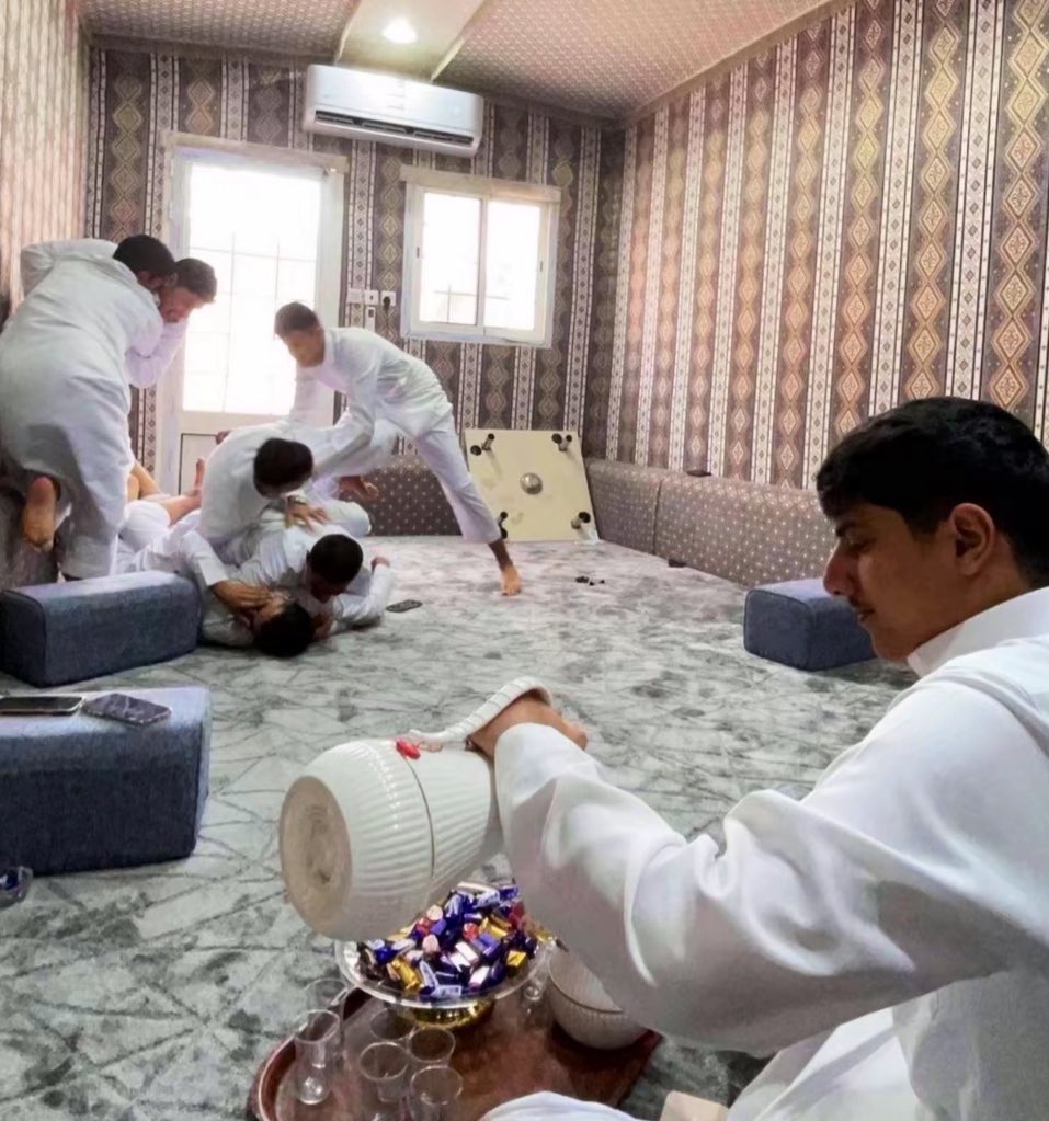 iNa9eir's tweet image. كلمة خيره                                                 حياتك