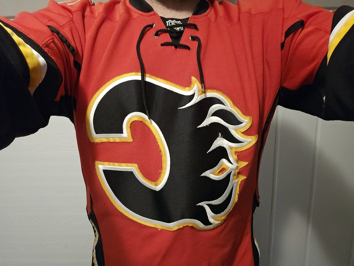 FsharpAsharp's tweet image. Different jersey every day
Day 46: Calgary Flames 2007 home