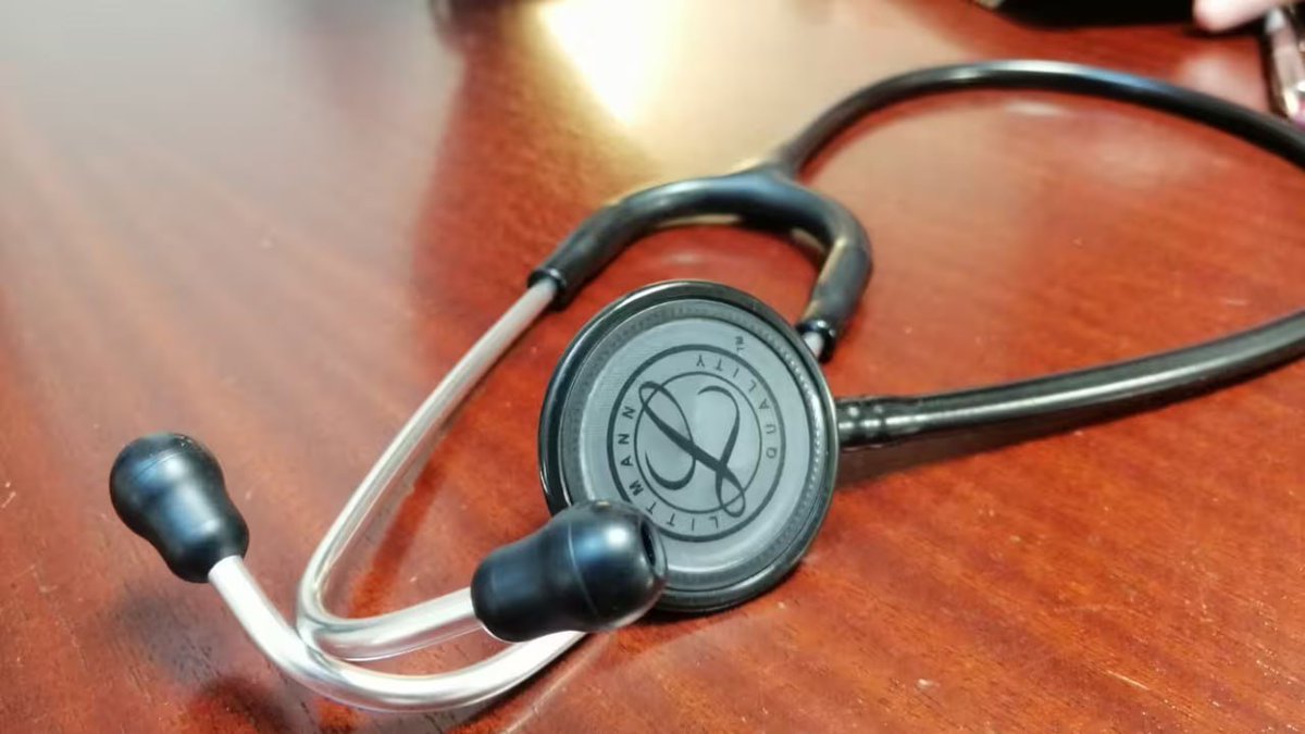 Le médecin a été placé sous contrôle judiciaire le 26 mars, date de la dernière plainte déposée, et va être convoqué par la justice pour «atteinte à l'intimité de la vie privée par captation, enregistrement ou transmission d'images d'une personne à caractère sexuel»