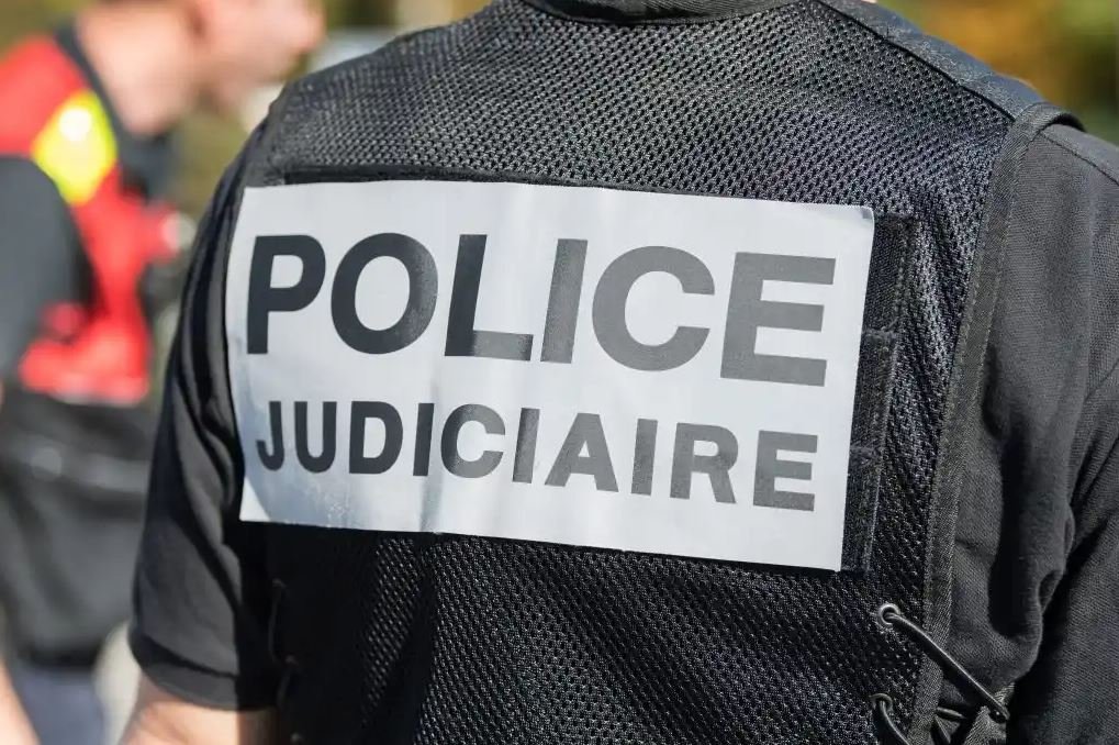 Peu de temps après l’agression, un homme de 38 ans, sans casier judiciaire, de nationalité algérienne et en situation irrégulière sous OQTF, selon une source policière, était interpellé et placé en garde à vue
