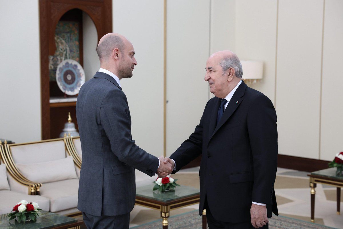 Ambassade de France en Algérie 🇫🇷 (@ambafrancealger) on Twitter photo Après s'être entretenu avec son homologue, le ministre <a href="/jnbarrot/">Jean-Noël Barrot</a> a été reçu par le président Abdelmadjid Tebboune au palais d'El Mouradia.
<a href="/francediplo/">France Diplomatie 🇫🇷🇪🇺</a> <a href="/AlgPresidency/">Algerian Presidency رئاسة الجمهورية الجزائرية</a> Après s'être entretenu avec son homologue, le ministre <a href="/jnbarrot/">Jean-Noël Barrot</a> a été reçu par le président Abdelmadjid Tebboune au palais d'El Mouradia.
<a href="/francediplo/">France Diplomatie 🇫🇷🇪🇺</a> <a href="/AlgPresidency/">Algerian Presidency رئاسة الجمهورية الجزائرية</a>