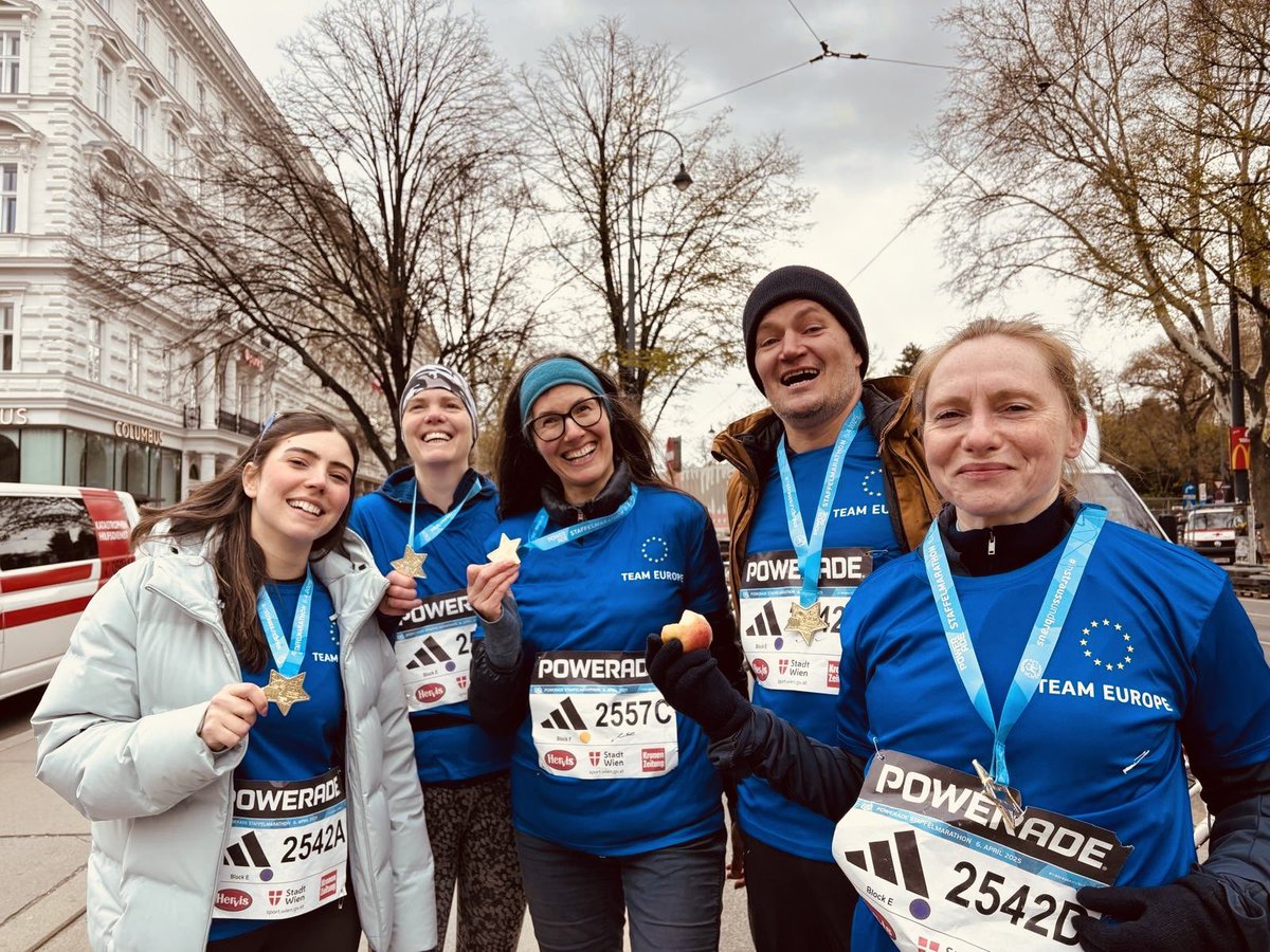 Herzliche Gratulation an alle, die heute beim <a href="/Vienna_Marathon/">Vienna City Marathon</a> dabei waren! 👏

Auch Team Europe war auf den Beinen und eine Staffel der <a href="/EUKommWien/">EU-Kommission Wien</a> hat an das 30-jährige Jubiläum des 🇦🇹 EU-Beitritts erinnert.

Gemeinsam sind wir stärker 🇪🇺💪