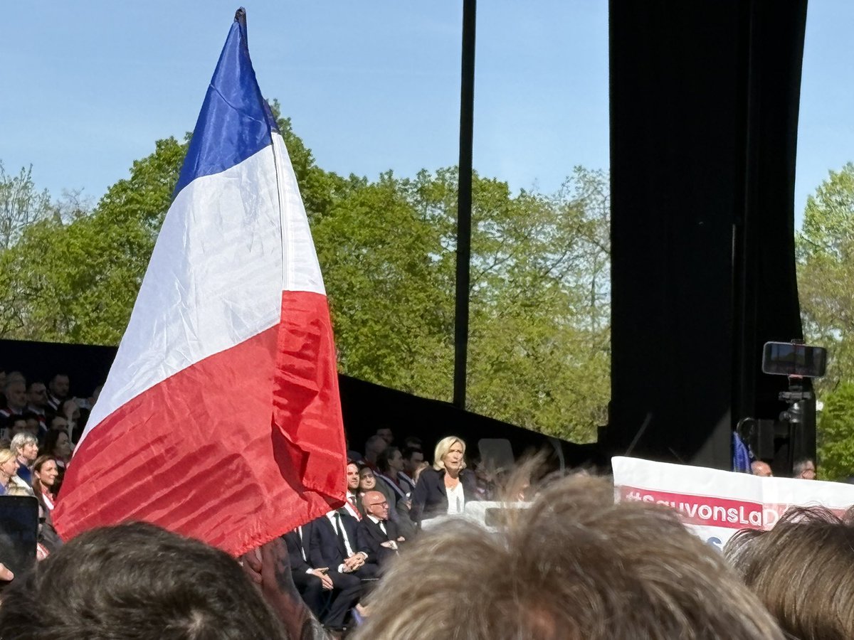 🇫🇷 Le peuple de France se tient debout ici, devant le dôme des Invalides ! 

Face à l’injustice, ne cédons rien. 

Présente au grand rassemblement populaire en soutien à <a href="/MLP_officiel/">Marine Le Pen</a> ! 

#JeSoutiensMarine #SauvonsLaDémocratie