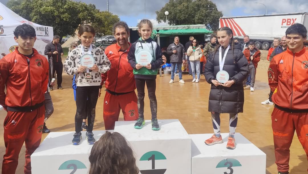 Ana Escobar corrió la carrera de obstáculos del Niño de la eterna sonrisa, en Santa Amalia siendo 1° en categoría sub 10
Enhorabuena!!