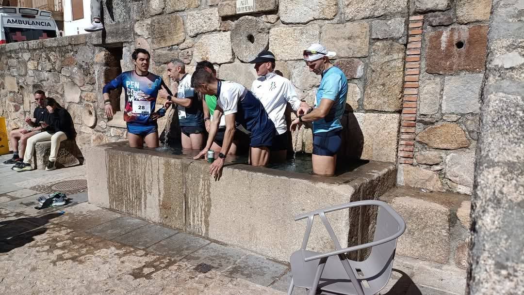 El pasado domingo en Pasarón de la Vera Andrés Parra  y Daniel Borrallo corrieron el trail Tejares bull.
Andrés en 20km 12 en la general 4 categoria y Daniel 12km 11 en la general 3 categoria

Destacar el gran trato al corredor y acompañantes.
Enhorabuena!!