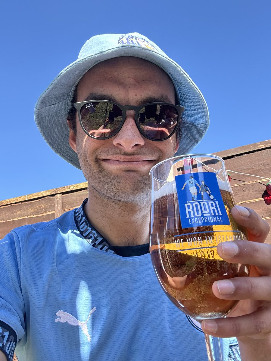 Steven Gidwaney (@stevengidwaney) on Twitter photo Ready for the derby ☀️
Come on City 💙
Featuring <a href="/thegingerwig/">Thegingerwig</a>’s famous glass 🍺
#ManCity #DerbyDay Ready for the derby ☀️
Come on City 💙
Featuring <a href="/thegingerwig/">Thegingerwig</a>’s famous glass 🍺
#ManCity #DerbyDay