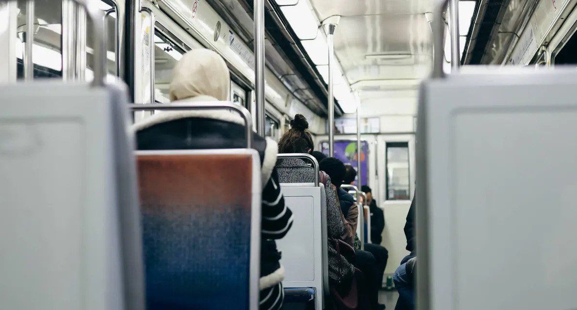 Selon une étude menée par l’institut CSA pour le JDD, Europe 1 et CNews, une large partie de la population souhaite proscrire le port du voile dans les rues, les jardins ou encore les transports en commun