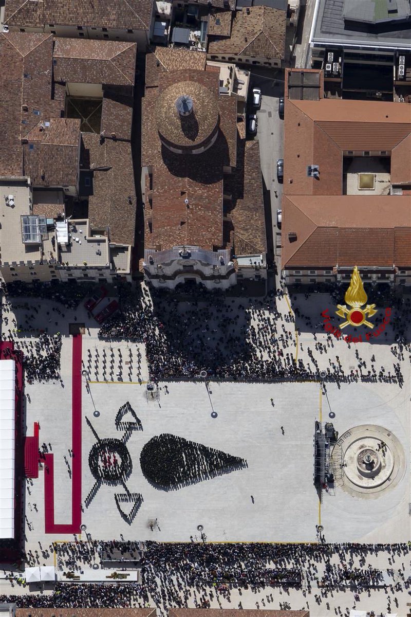 vigilidelfuoco's tweet image. In quella stessa piazza dove lavorammo per il terremoto nel 2009, dopo 16 anni abbiamo composto la nostra fiamma. Un’immagine che resterà indelebile per noi, come il ricordo di quei giorni 

#vigilidelfuoco #LAquila #terremoto 
Foto @MassimoSestini