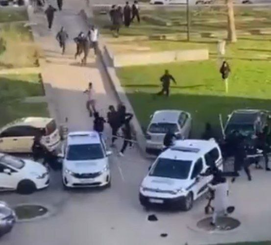 Chaos et violences dans une cité de Saint-Denis (93): des bandes de jeunes attaquent des policiers et leurs voitures