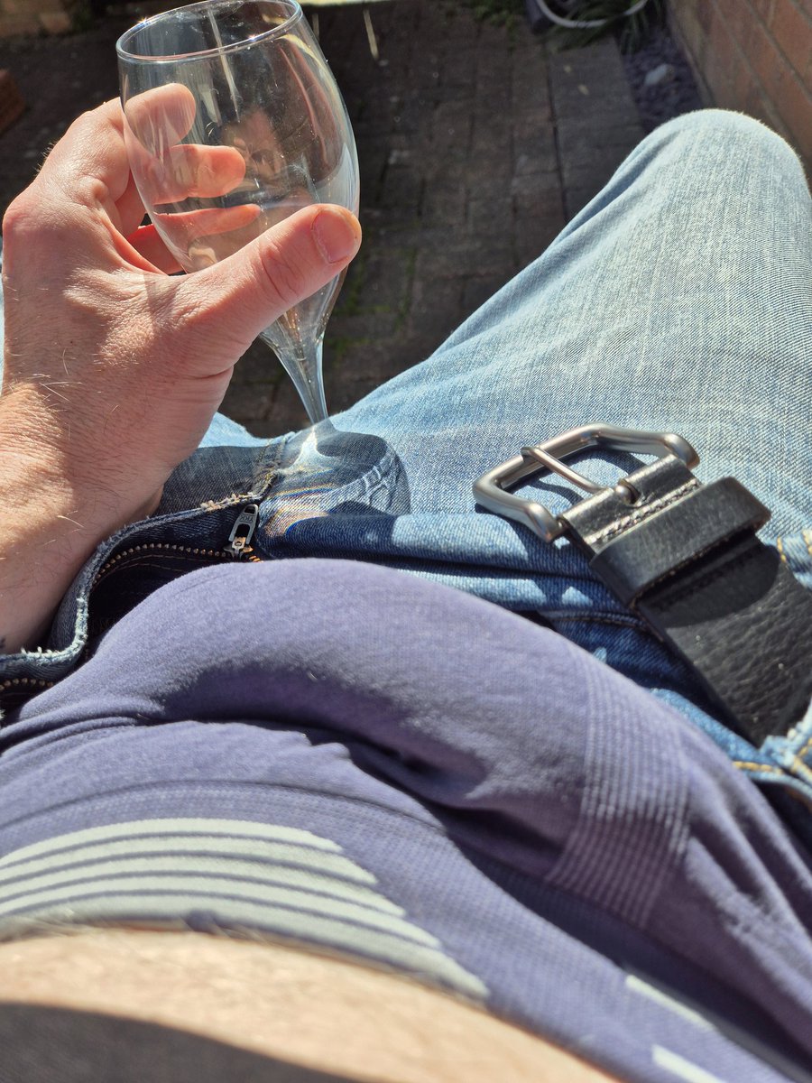 Can't beat relaxing in the garden with a glass of wine in this weather 😁