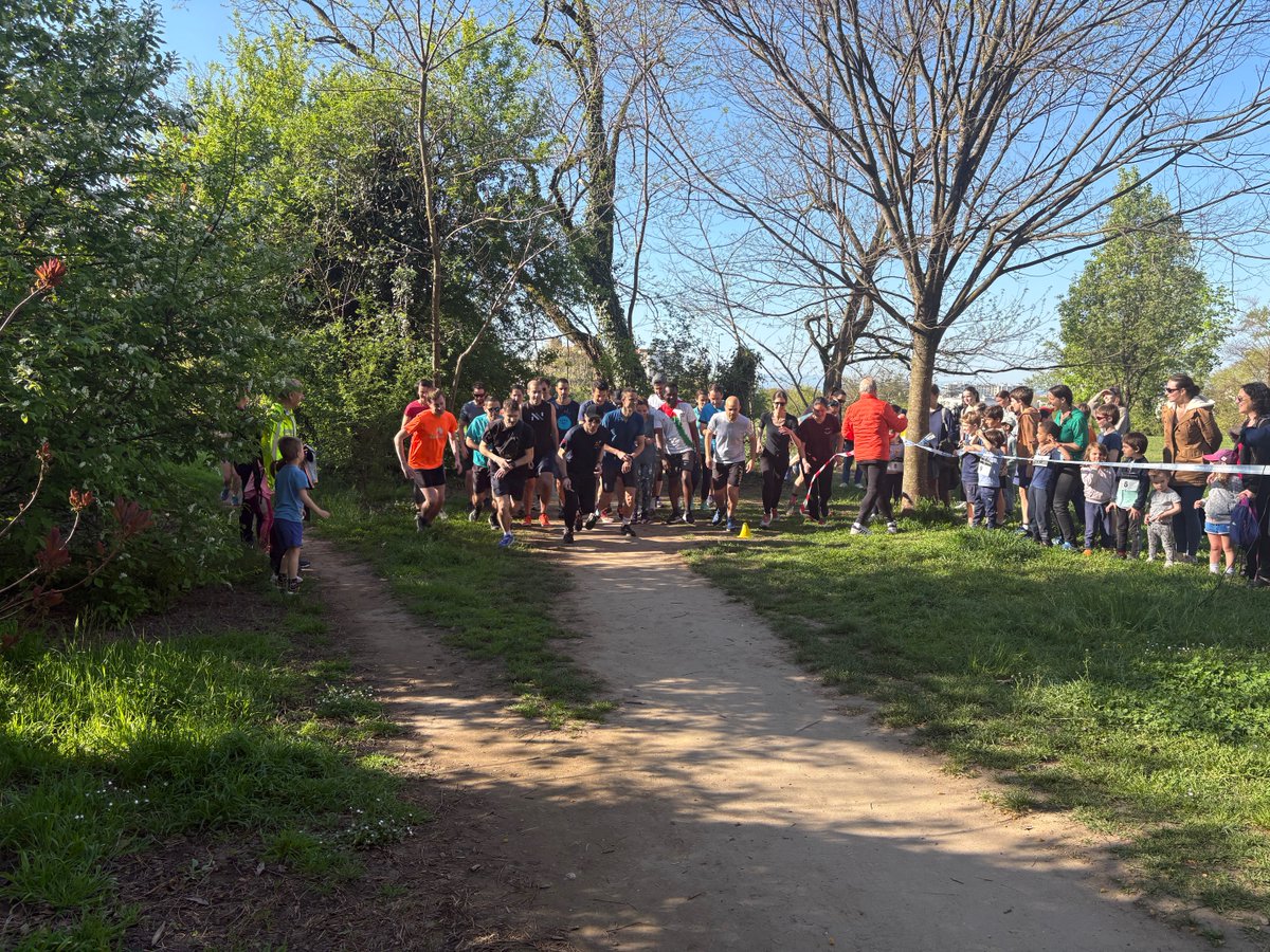 Ce matin, l'association J'aime Montchat a relancé les courses du parc Chambovet à #Lyon3. Carton plein pour cet évènement sportif et convivial qui a réuni de nombreuses familles de #montchat sous un soleil radieux.