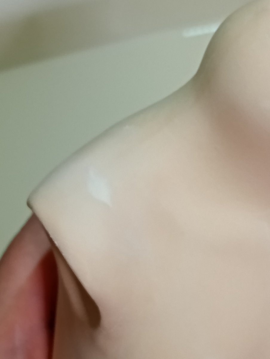 制作の投稿を全然していませんでしたが、地味に鋳込み作業と磨き作業をしておりました😅
740℃で素焼きした後、水磨き中にボディ部分に2箇所ほど傷やヒビを発見したので、磨き中に出た水を含んだ粉をパテのようにして埋めました。
肩辺りの白い部分
本焼きで上手く馴染んでくれたらいいのだけど🛐🙏