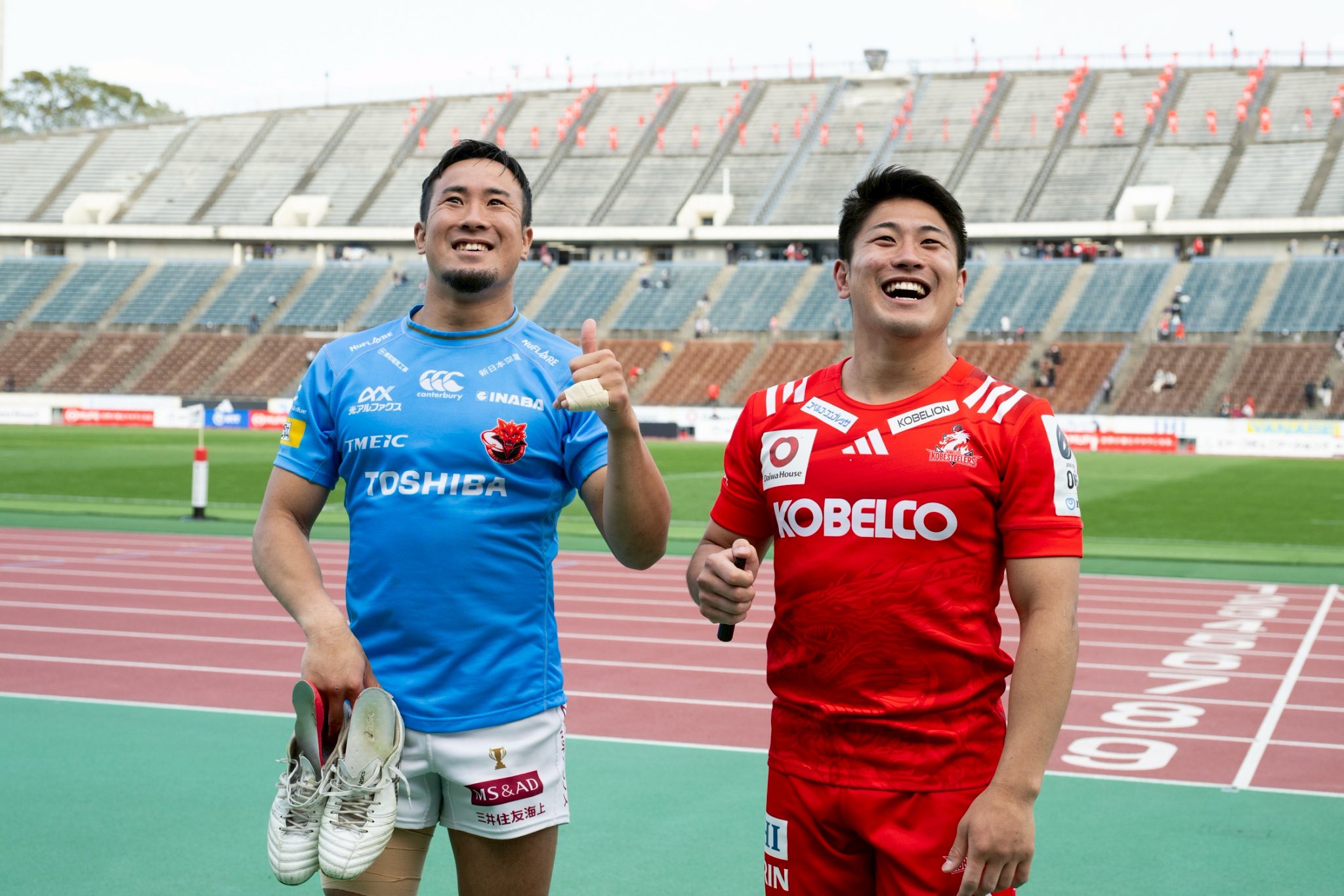 熱戦。観衆1万超。はがれた芝。巨大スタジアムで東芝×キヤノン