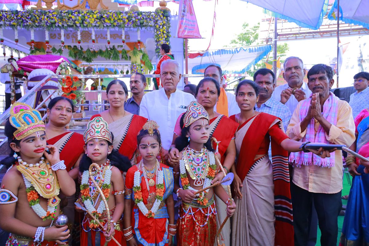 నాగర్ కర్నూల్ పట్టణంలో ఈరోజు శ్రీ రామ నవమి సందర్భంగా సీతారాముల వారికి పట్టువస్త్రాలు కుటుంబ సమేతంగా పాల్గొనడం జరిగింది నా మార్గదర్శకాలు గౌరవ ఎమ్మెల్సీ దామోదర్ రెడ్డి గారితో కలిసి శ్రీరాముని సేవలో నా భాగ్యముగా భావిస్తున్నను

మీ
డా.కూచుకుళ్ల రాజేష్ రెడ్డి 
శాసనసభ్యులు నాగర్ కర్నూల్