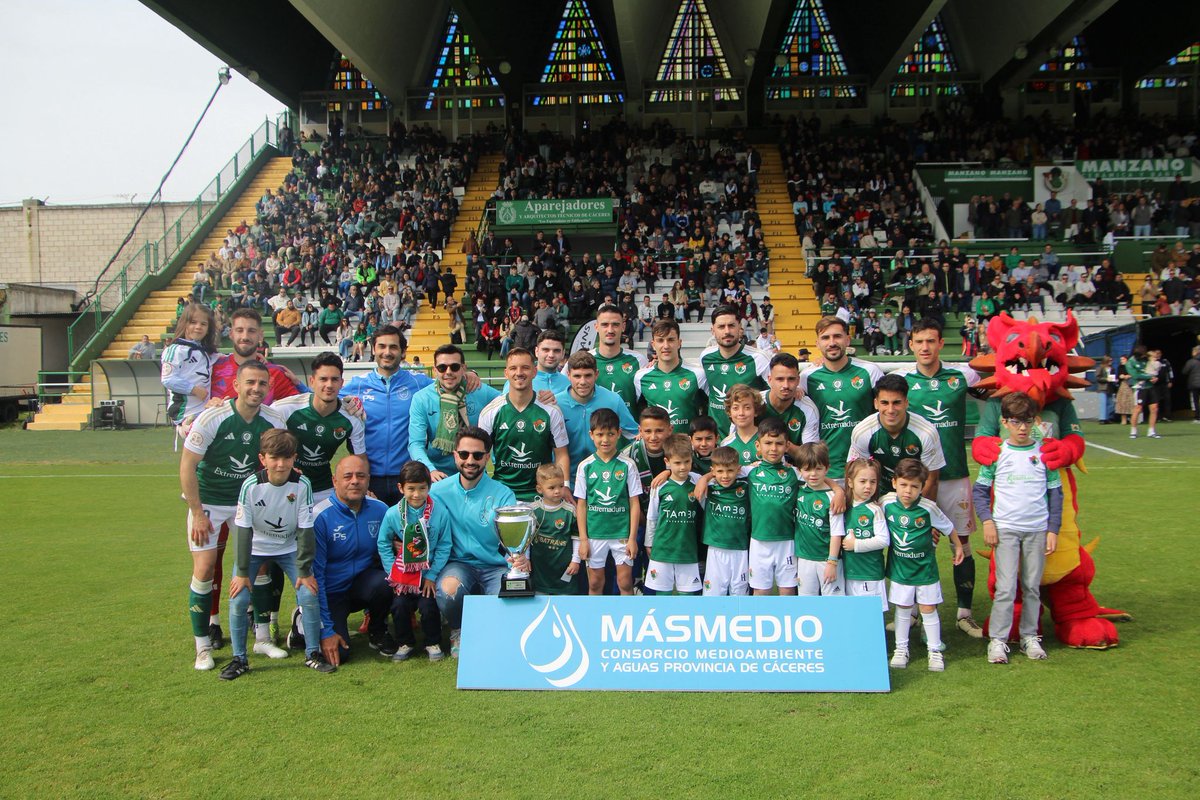 🏆 13' Parte de la plantilla del <a href="/CdcSanJoseFS/">CDC SAN JOSÉ FS</a>, con el trofeo de Campeón de la Copa Extremadura, se realizó una foto con el XI Inicial del #CPCacereño 

#CacereñoConquense 💚 0-0 ⚪️

#LaOrdenDelDecano #AúpaCPC